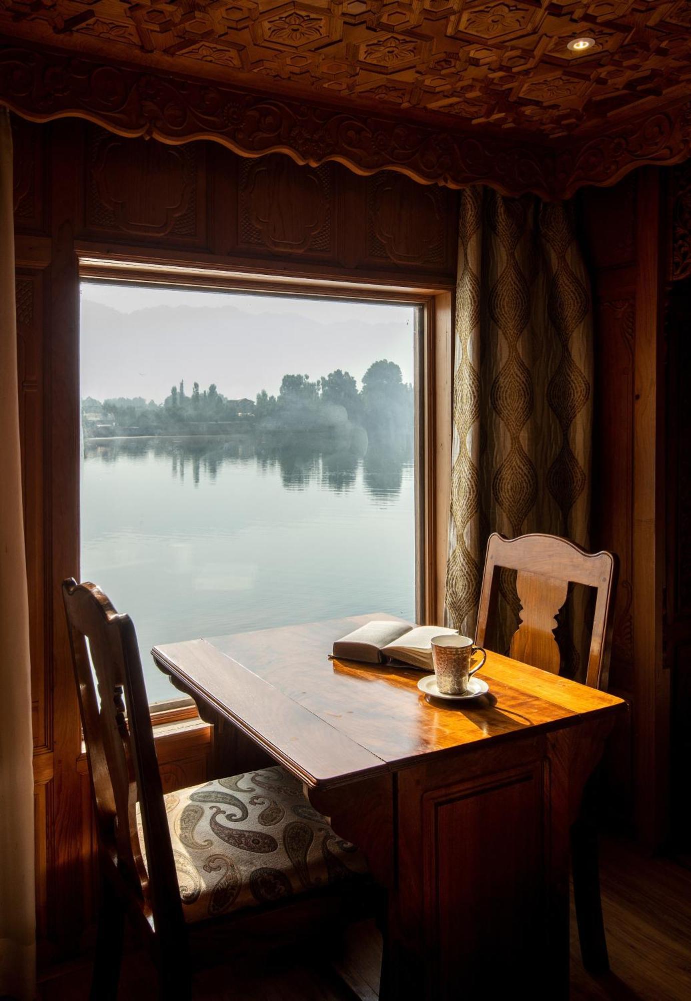 Mascot Houseboats Srīnagar Exterior foto