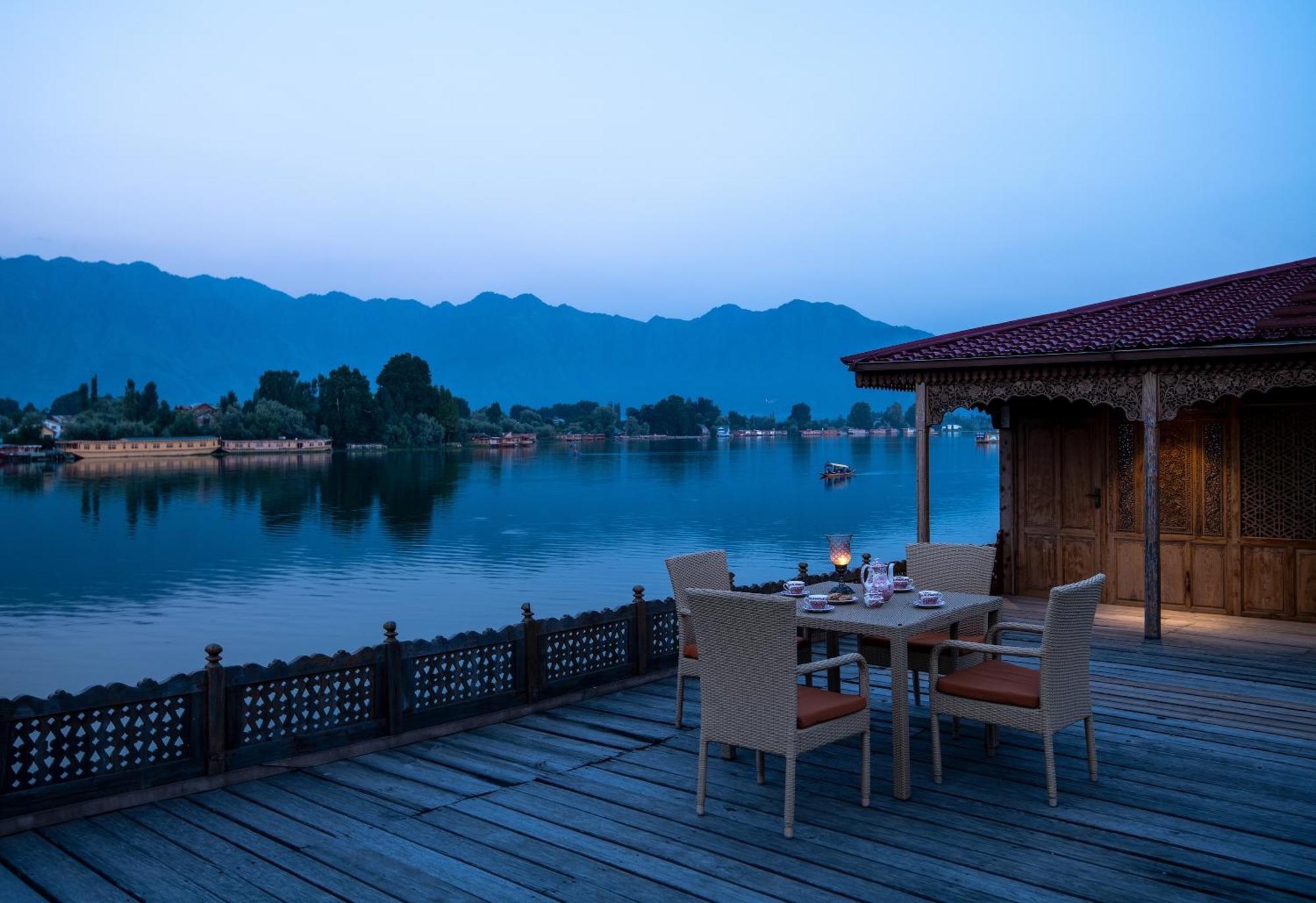 Mascot Houseboats Srīnagar Exterior foto