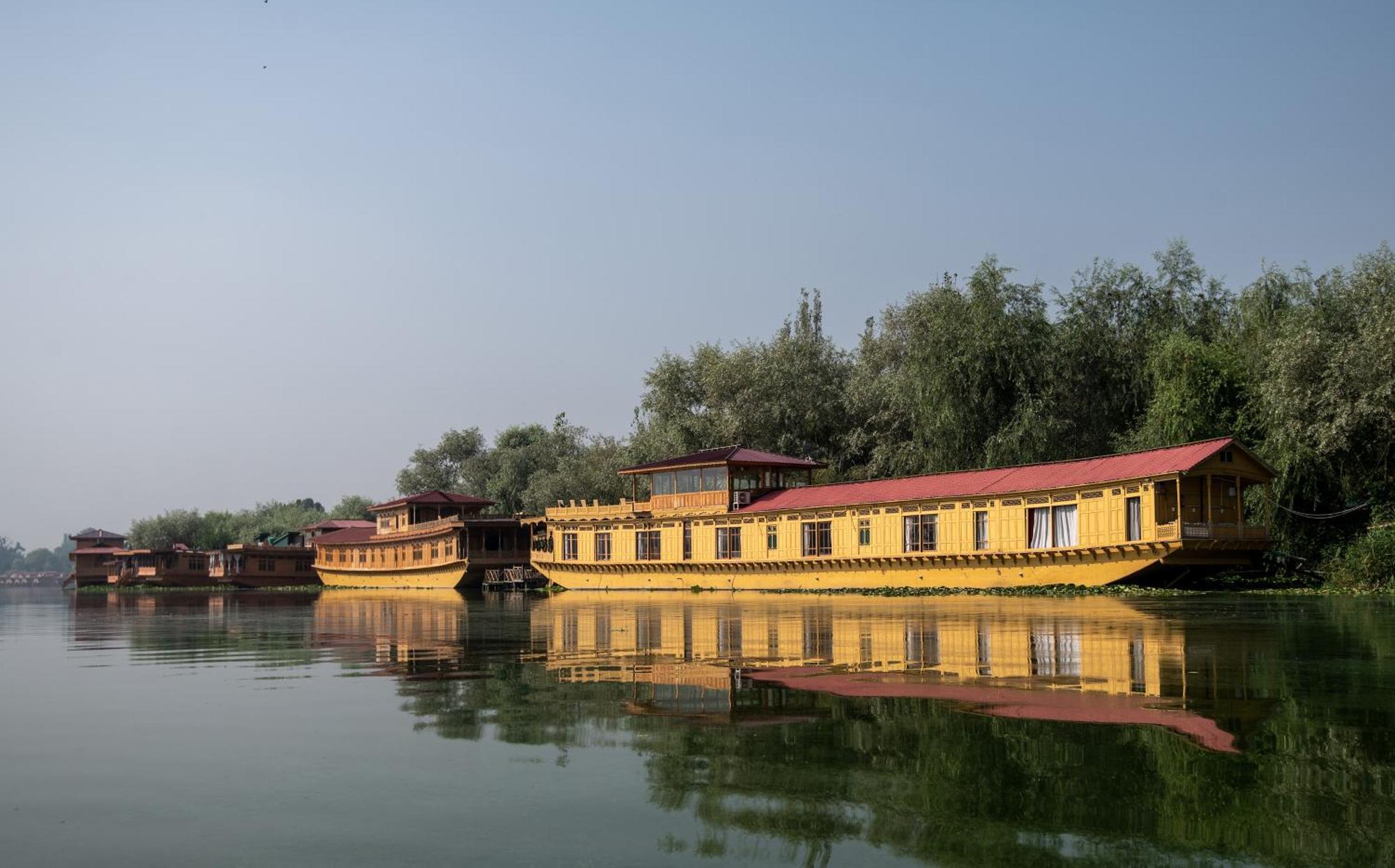 Mascot Houseboats Srīnagar Exterior foto