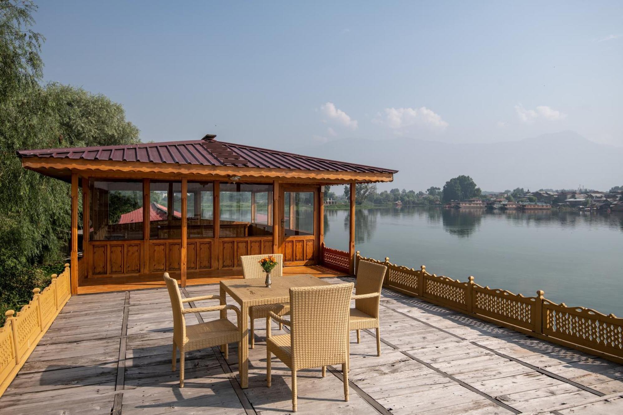 Mascot Houseboats Srīnagar Exterior foto