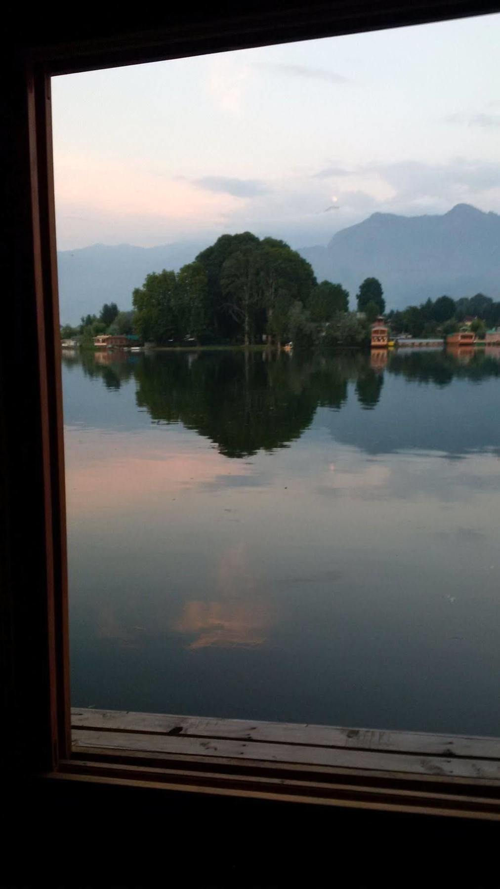Mascot Houseboats Srīnagar Exterior foto
